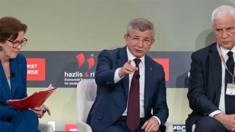 Davutoğlu, Atina’da Türkiye’ye Yönelik “İşgal” İthamlarına Cevap Verdi