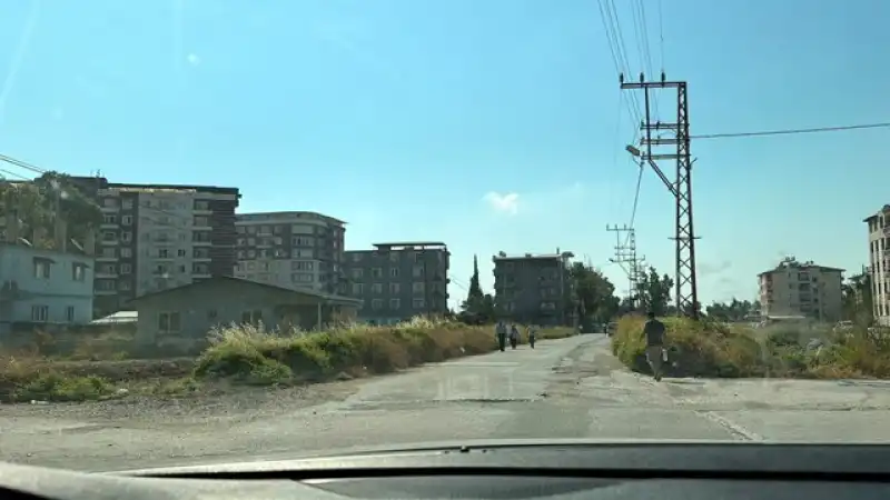 HMKÜ HASTANESİ ACİL YOLU, ACİL HİZMET BEKLİYOR