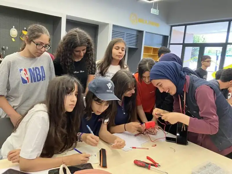 HMKÜ Milli Teknoloji Atölyesi Ile Lise Ögrencilerini Teknolojiyle Buluşturuyor 