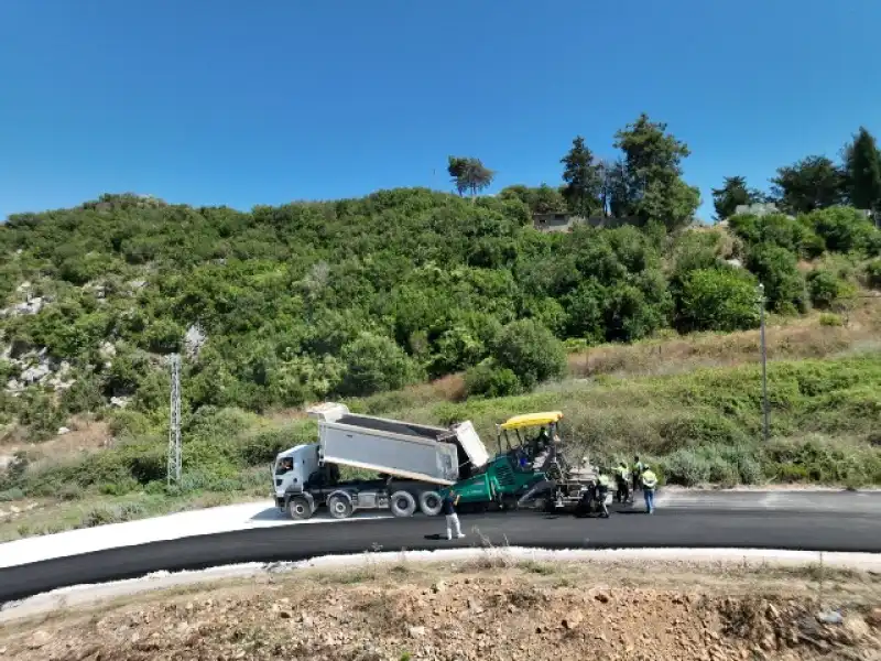 HBB, Yayladağı Dusduru Bağlantı Yolunda Beton Asfalt Çalışmasını Sürdürüyor