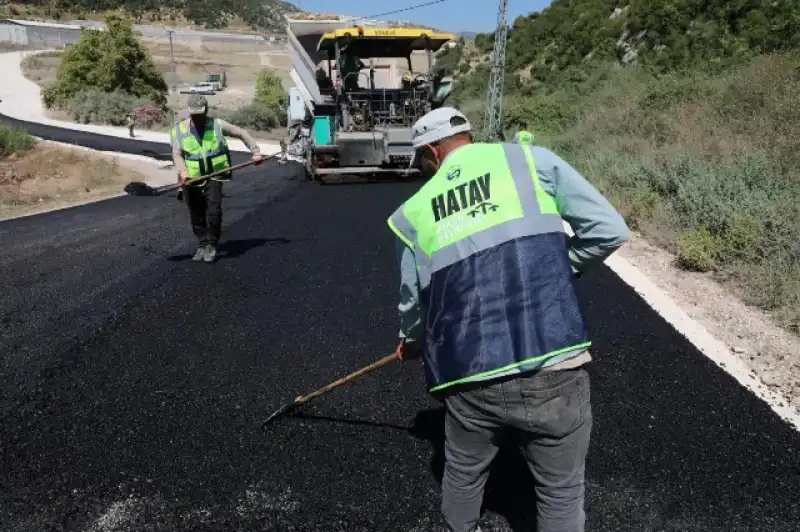 HBB, Yayladağı Dusduru Bağlantı Yolunda Beton Asfalt Çalışmasını Sürdürüyor