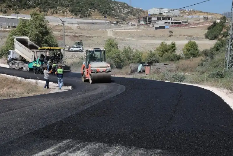 HBB, Yayladağı Dusduru Bağlantı Yolunda Beton Asfalt Çalışmasını Sürdürüyor