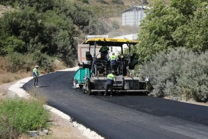 HBB, Yayladağı Dusduru Bağlantı Yolunda Beton Asfalt Çalışmasını Sürdürüyor