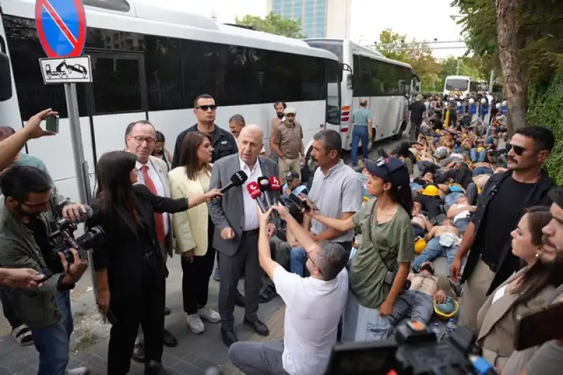 Özdağ: “Burada Verilen Mücadele Türkiye’nin Uzun Yıllardan Beri Görmediği Bir Işçi Mücadelesi”
