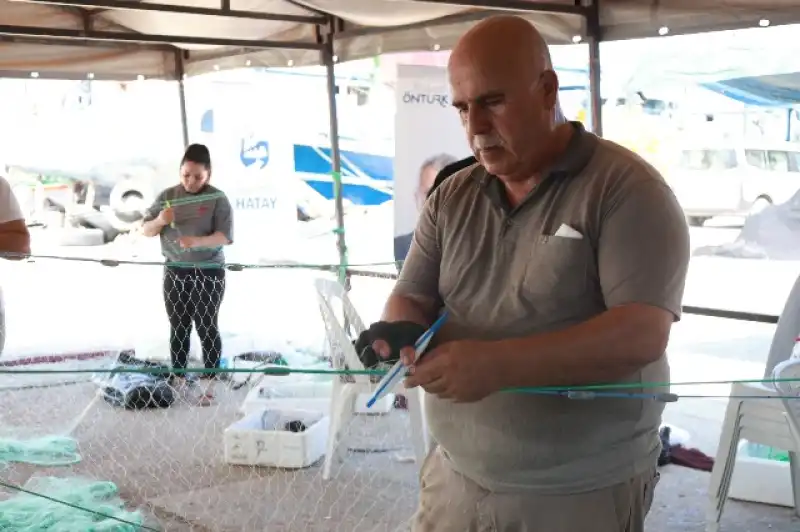 Samandağ’da Balık Ağları Örülüyor, Üretim Güçleniyor