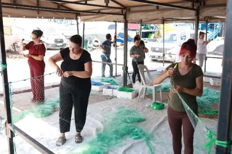 Samandağ’da Balık Ağları Örülüyor, Üretim Güçleniyor
