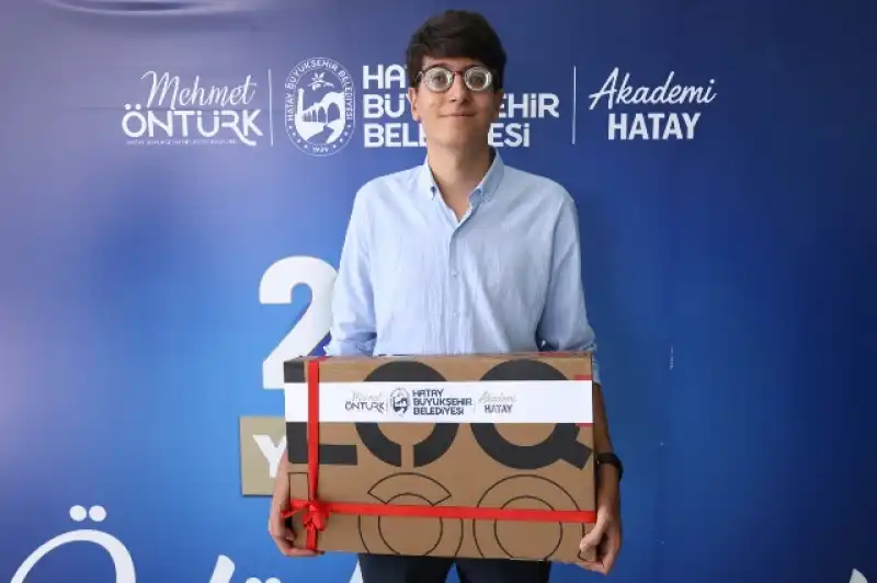 Hatay’ın Başarılı Gençleri Ödüllerini Başkan Öntürk’ten Aldı