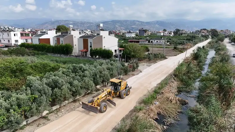 Samandağ' Da Drenaj Kanalları Boyunca Yol Yenileme Çalışmaları Sürüyor