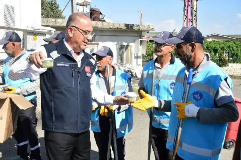Başkan Yapar’dan Saha Çalışanlarına Ve Öğrencilere Jest
