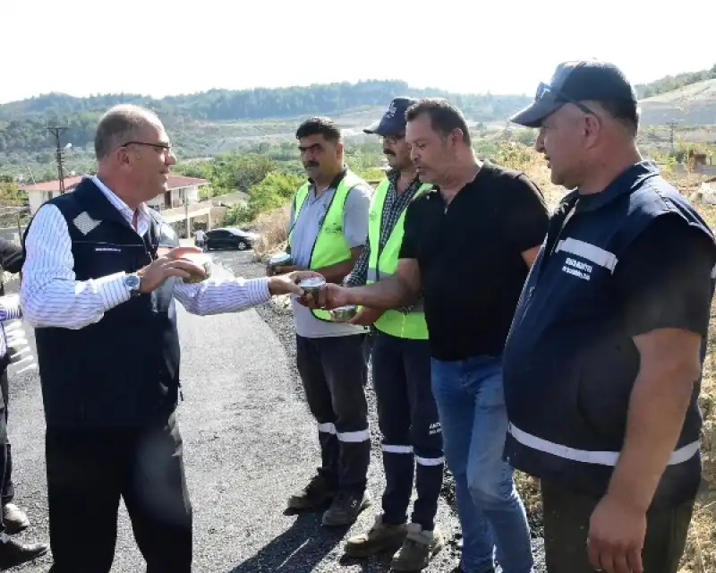 Başkan Yapar’dan Saha Çalışanlarına Ve Öğrencilere Jest