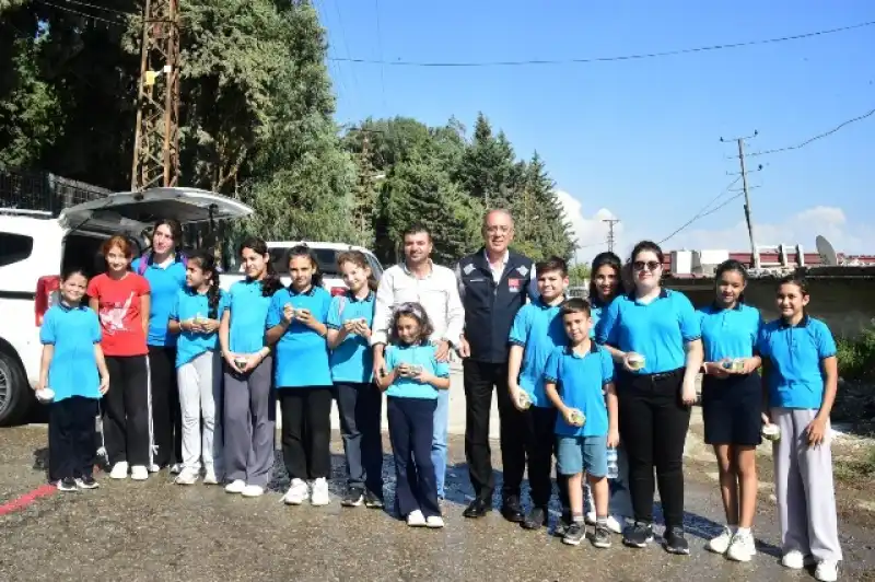 Başkan Yapar’dan Saha Çalışanlarına Ve Öğrencilere Jest