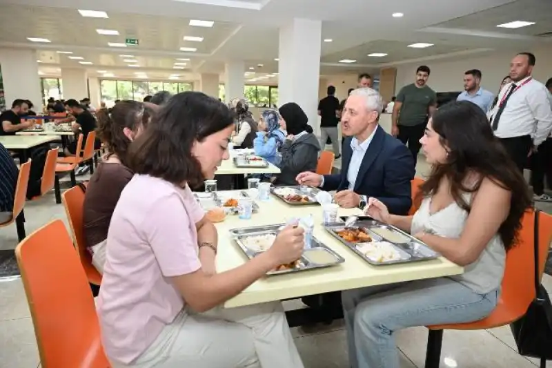 Rektör Eren, Yeni öğretim Yılının Başlaması Dolayısıyla Üniversite Yemekhanesinde öğrencilerle öğle Yemeğinde Buluştu