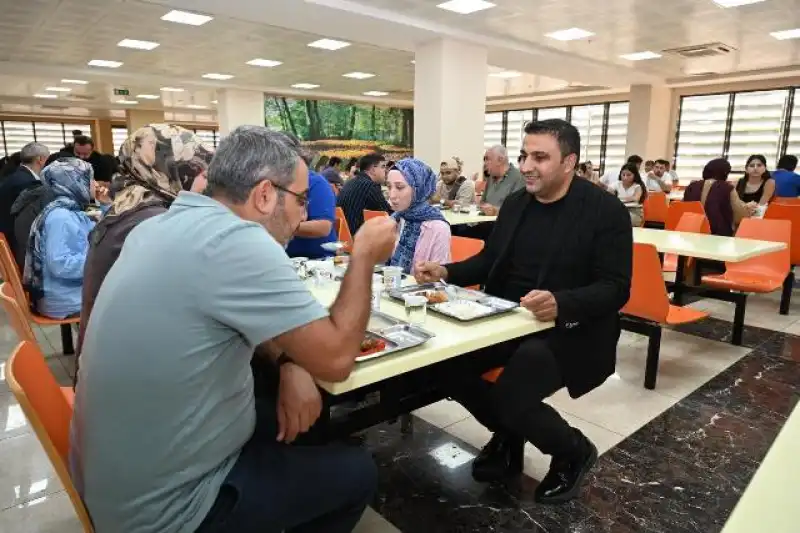 Rektör Eren, Yeni öğretim Yılının Başlaması Dolayısıyla Üniversite Yemekhanesinde öğrencilerle öğle Yemeğinde Buluştu