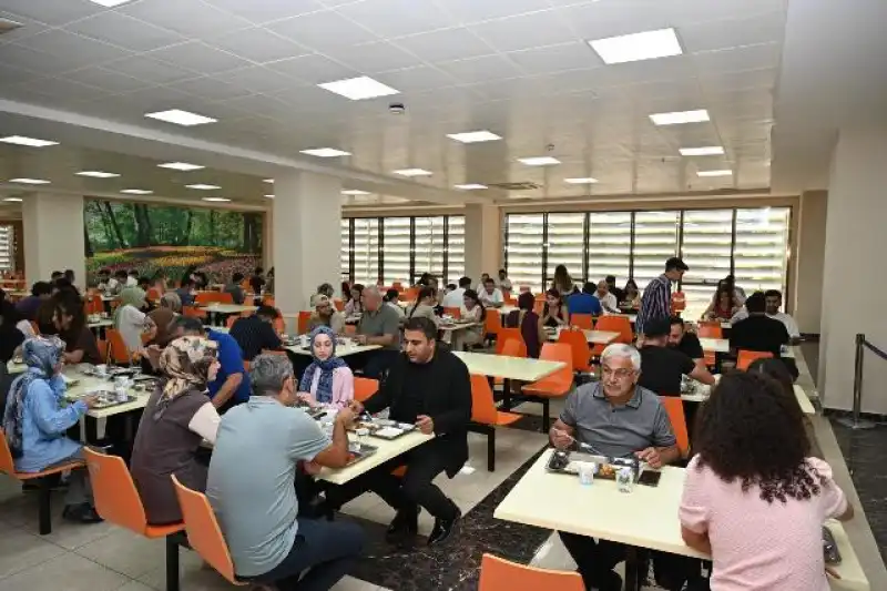 Rektör Eren, Yeni öğretim Yılının Başlaması Dolayısıyla Üniversite Yemekhanesinde öğrencilerle öğle Yemeğinde Buluştu