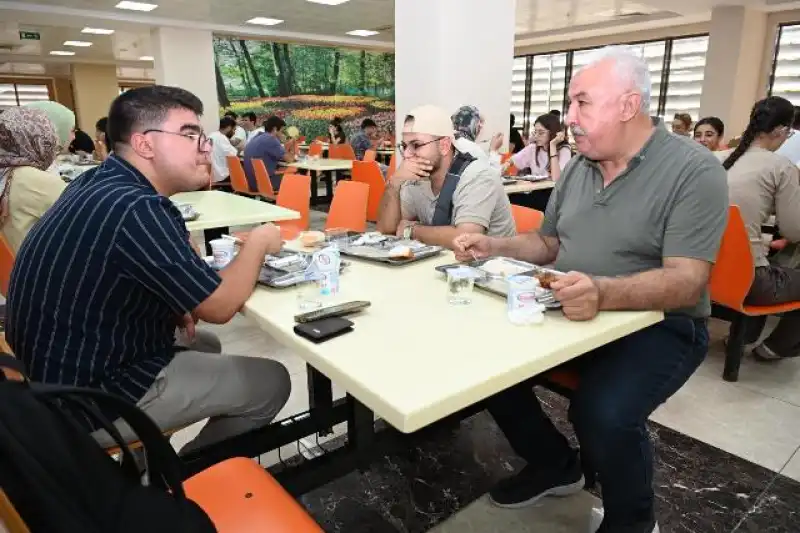 Rektör Eren, Yeni öğretim Yılının Başlaması Dolayısıyla Üniversite Yemekhanesinde öğrencilerle öğle Yemeğinde Buluştu