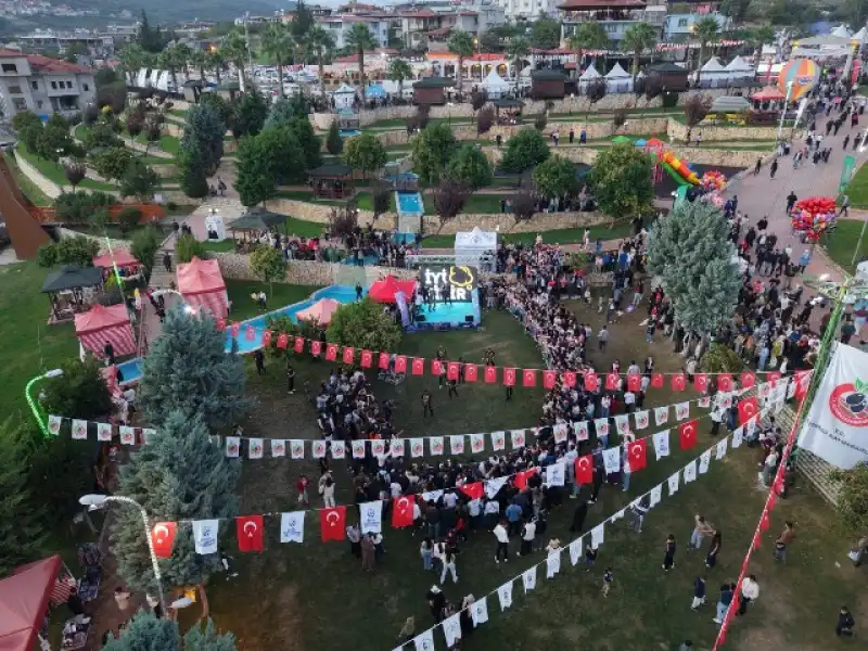 ALTINÖZÜ FESTİVALİ’NDE ZEYTİN, LEZZET VE EĞLENCE BİR ARADA
