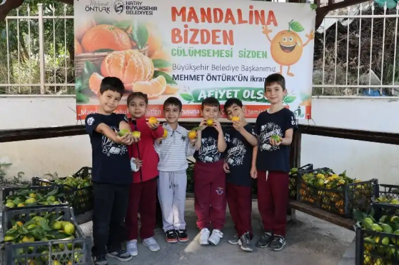 HBB, Üreticiden Aldığı Mandalinaları Öğrencilere İkram Etti