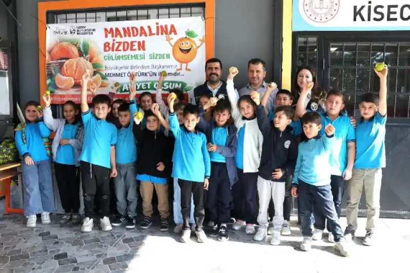HBB, Üreticiden Aldığı Mandalinaları Öğrencilere İkram Etti
