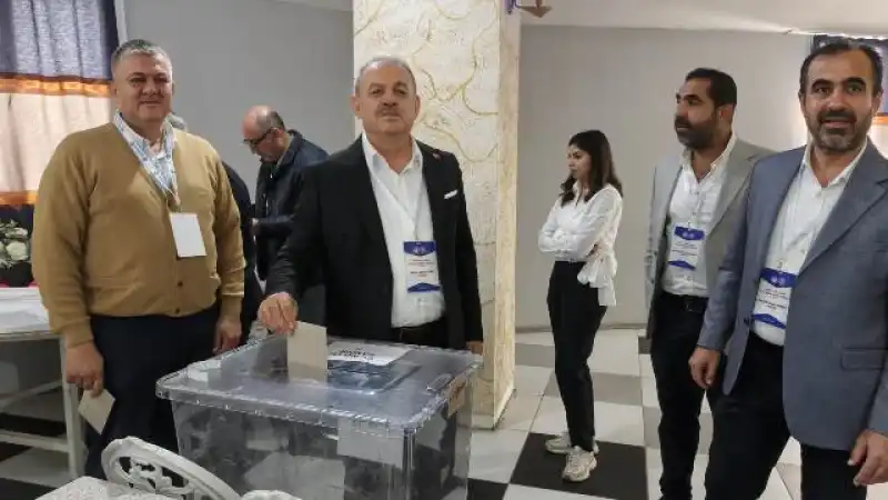 EĞİTİM-BİR-SEN’DE BAYRAKDAR GÜVEN TAZELEDİ